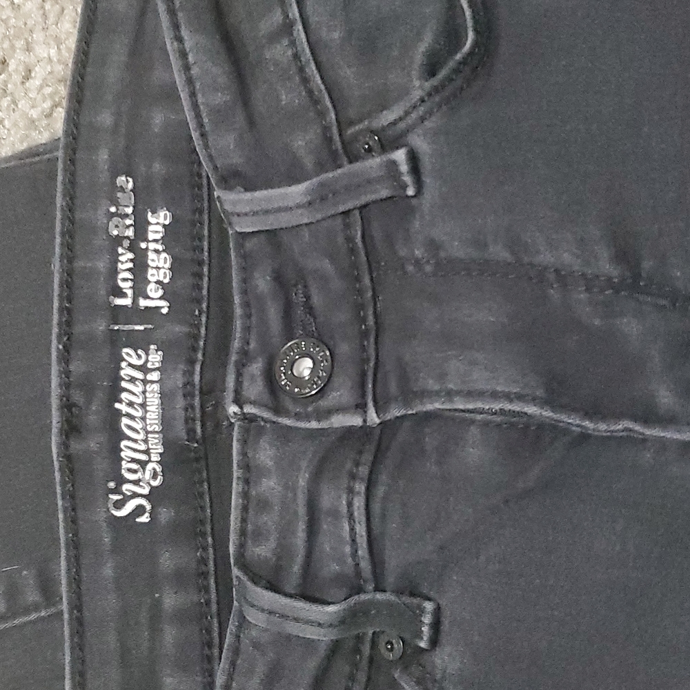 Black Levis - Picture 2 of 3